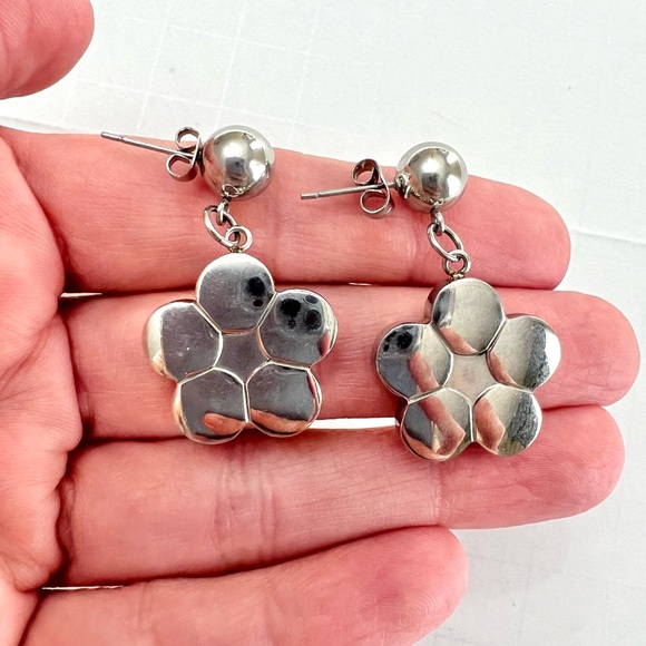 Stainless Steel Flower posts Earrings - Picture 4 of 10